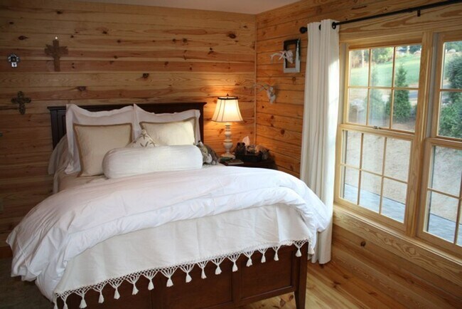 Building Photo - 6/1/2028 Move in - Student Housing 6 BR 3 Bath Log Cabin