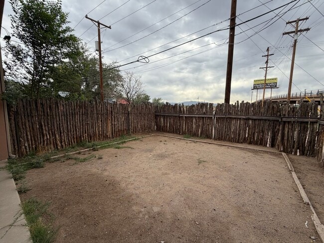 Building Photo - 3 Bedroom Town Home Available Near 2nd St SW & Avenida Cesar Chavez / Dolores Huerta!