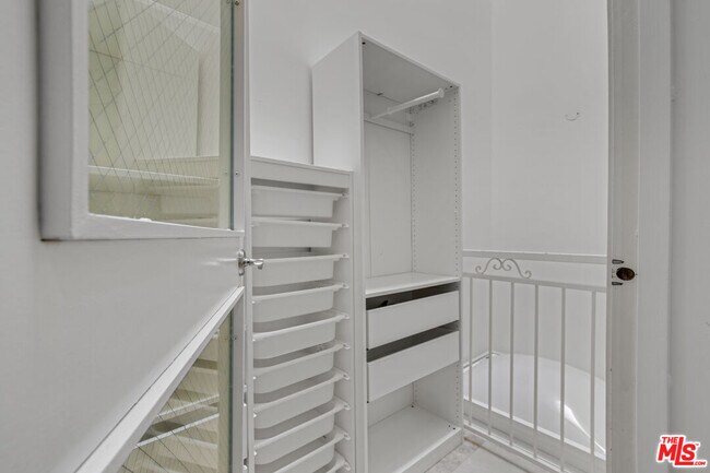 Building Photo - 132 S Maple Dr