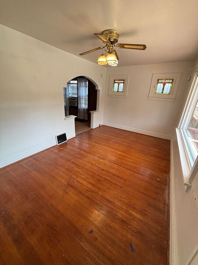 Building Photo - Charming 2-Bedroom Home with Fenced Yard i...