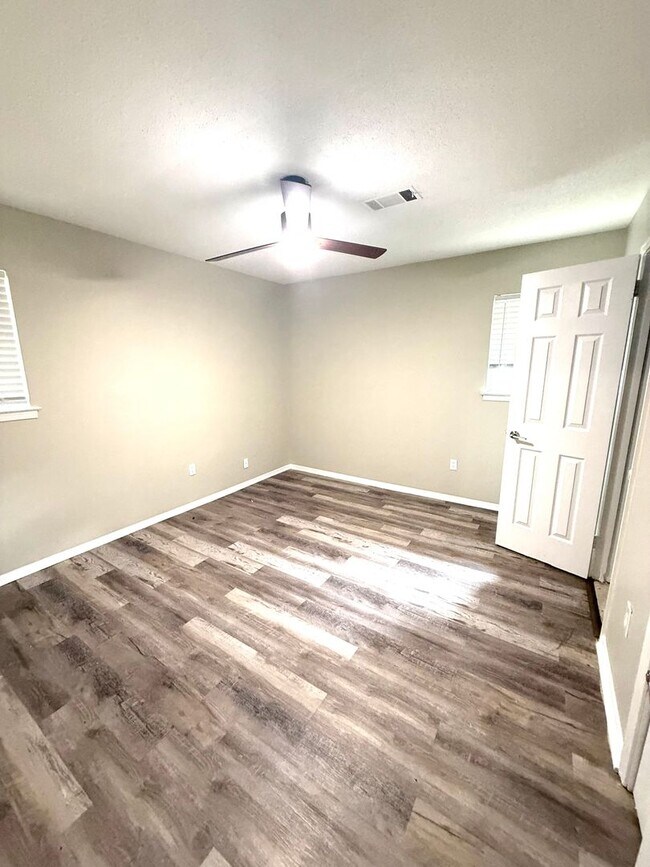 Building Photo - 402 Mulligan Dr