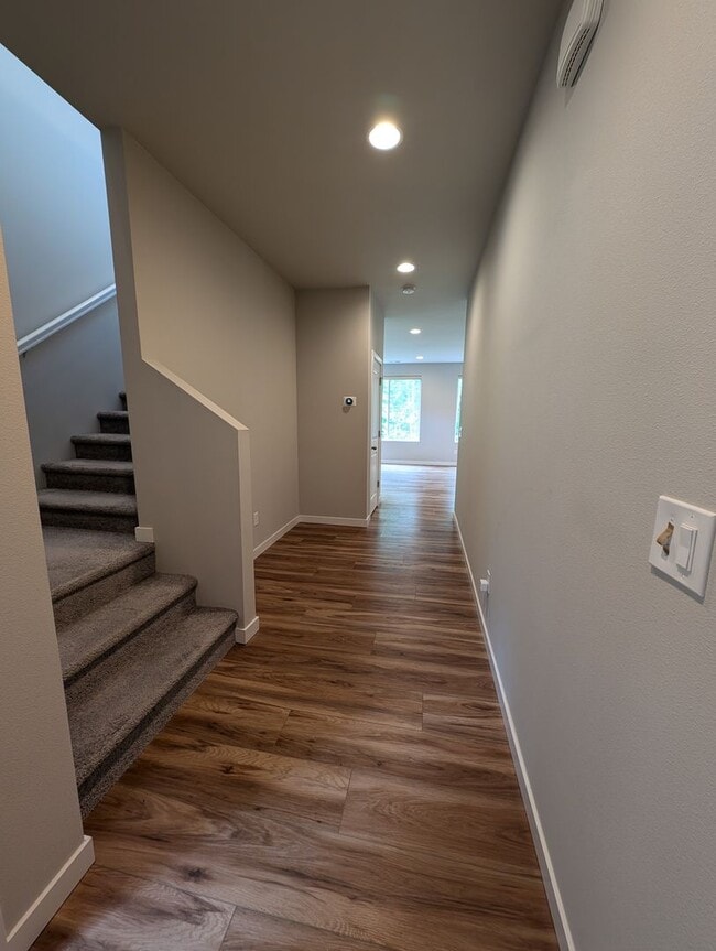 Building Photo - Pristine Bremerton 3 Bedroom Home AVAILABL...