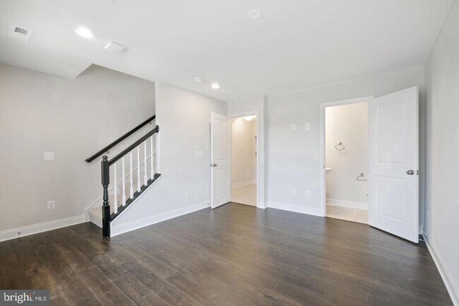 Building Photo - 527 E 7th St