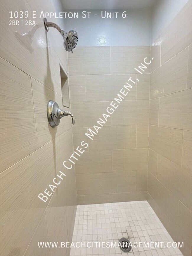 Building Photo - 1039 E Appleton St