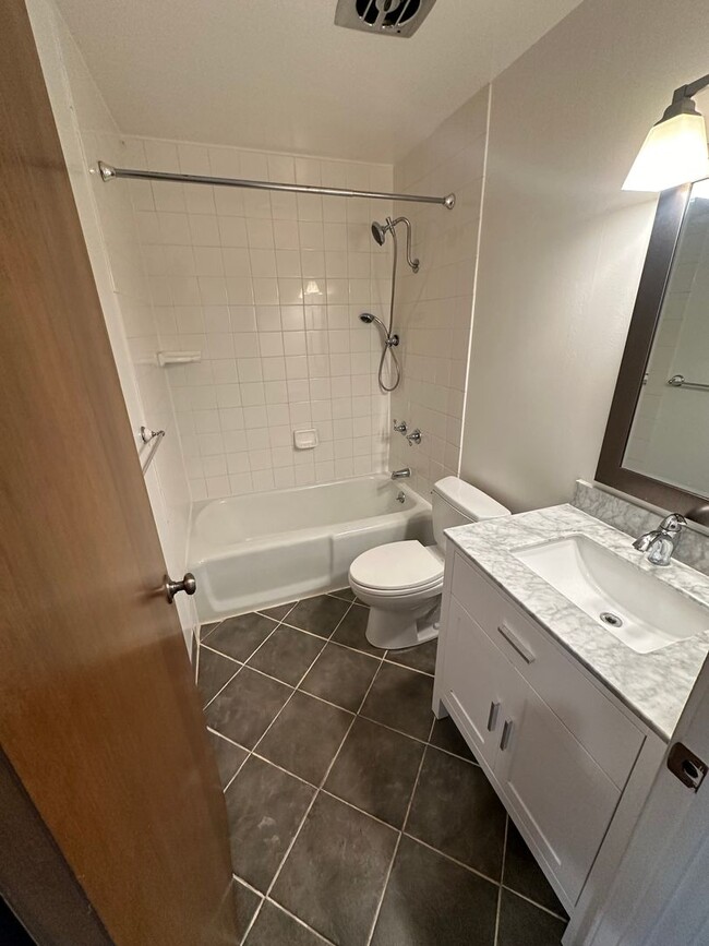 Building Photo - Beautifully Updated 2-Bedroom Unit with On...