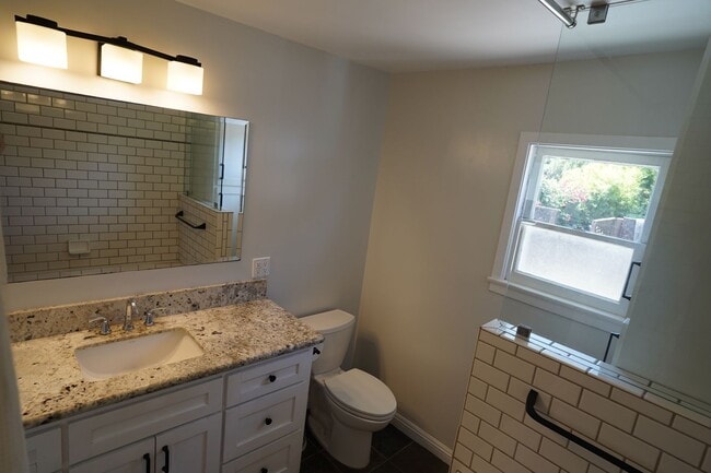 Building Photo - Spacious Silver Lake Charmer 2-bedroom, 1-...