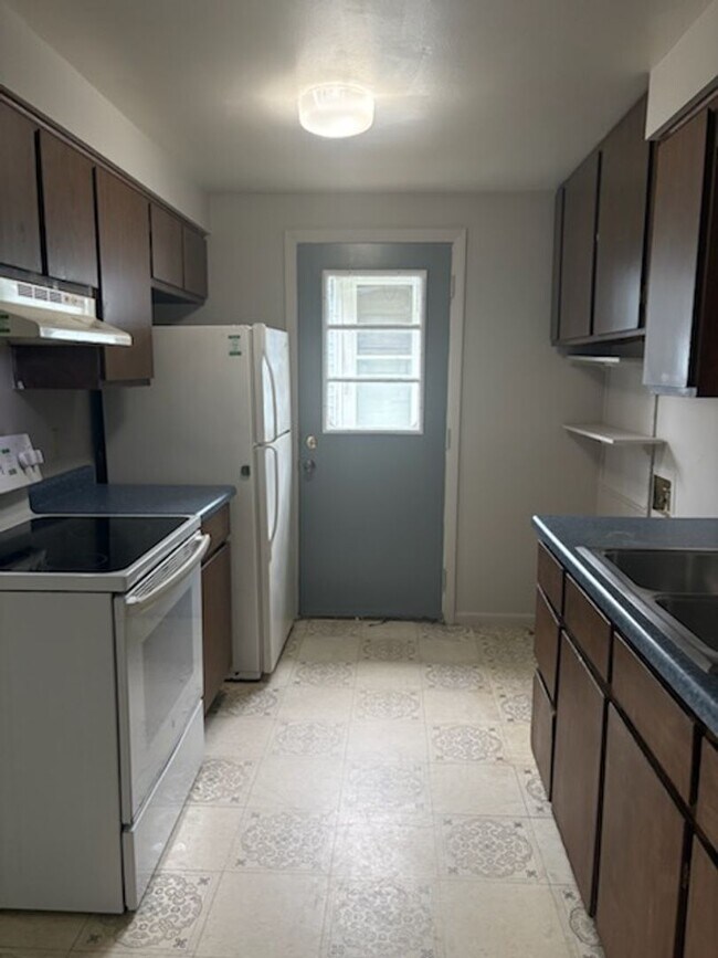 Building Photo - 1641 W 4th St