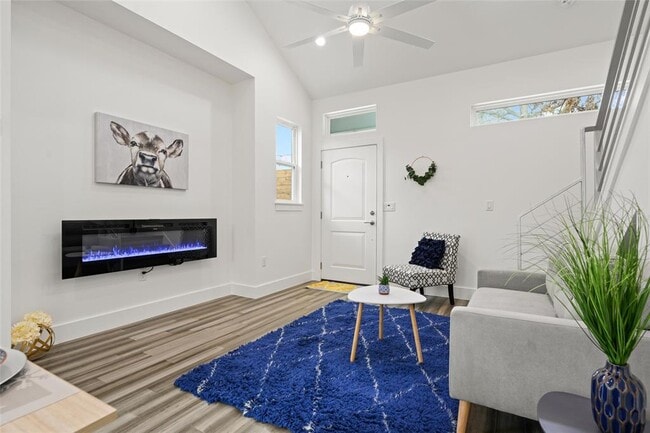 Building Photo - 2102 E 2nd St