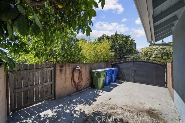 Building Photo - 11337 Reseda Blvd