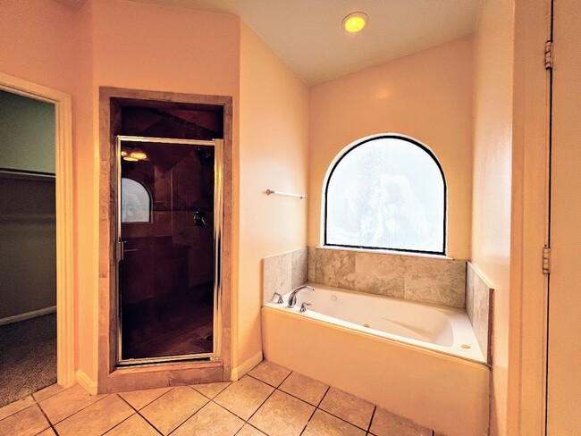 Building Photo - Ready and clean 3 bedrooms in Rice Militar...