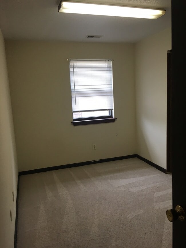 Building Photo - 2 Bedroom Condo Next to East Broadway Shopping