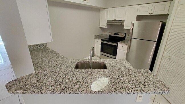 Building Photo - 4666 Pembrook Pl