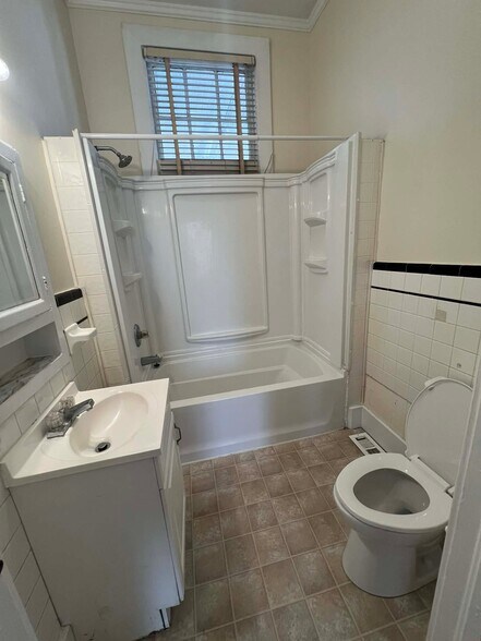 Building Photo - 233 College St