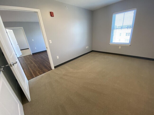 Building Photo - 10 E Ridge Dr