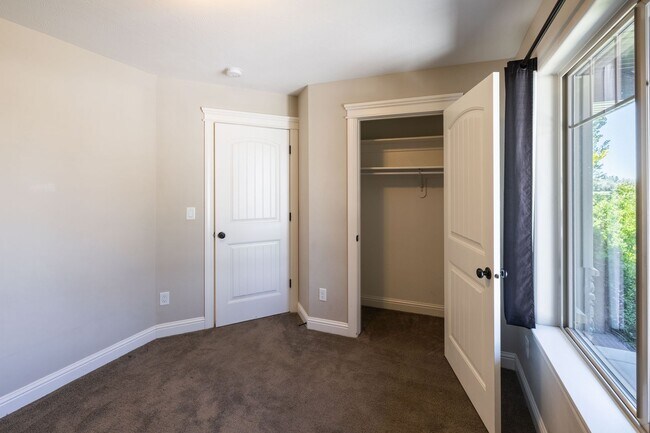 Building Photo - BEAUTIFUL 5 BED 3 BATH HOME IN FIRTH