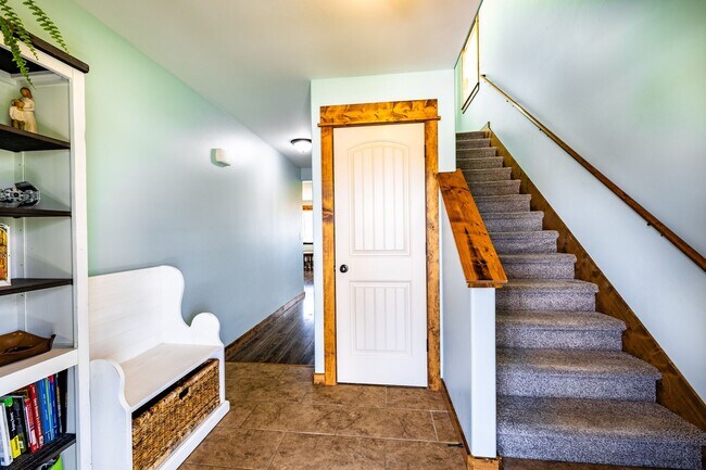 Building Photo - Beautiful home in Ryen Glenn with Fantasti...
