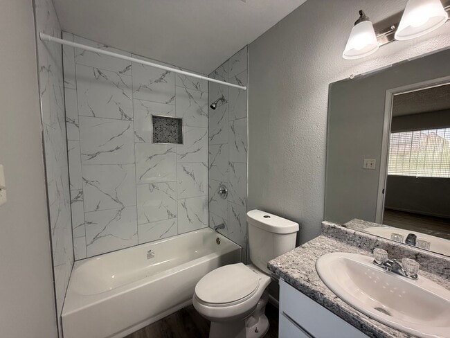 Building Photo - Renovated Glendale 3 Bedroom Condo with New Flooring