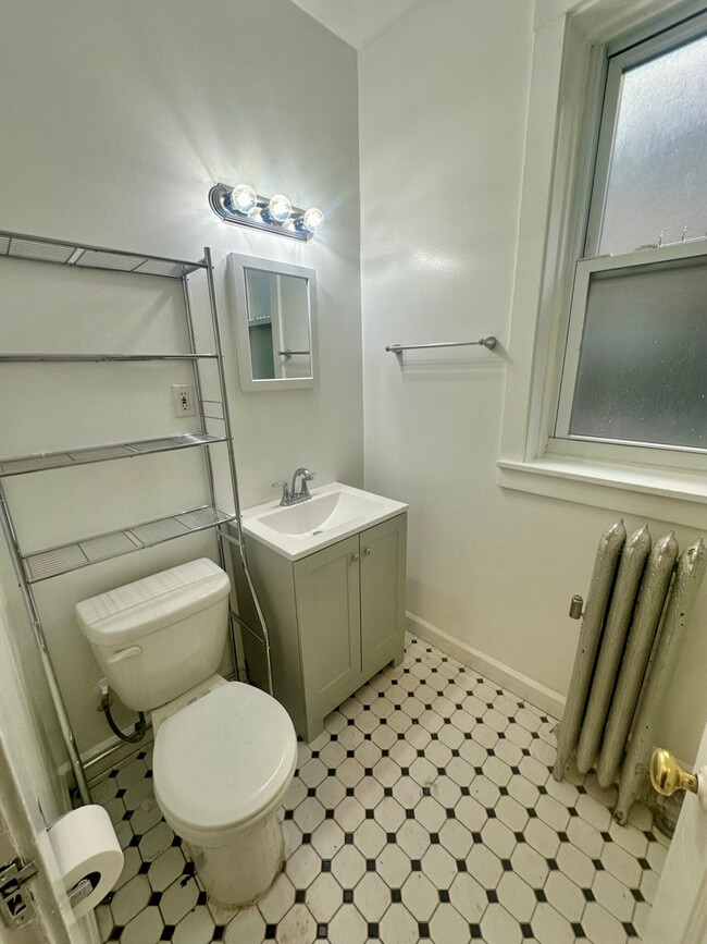 Building Photo - 6442 N Bosworth Ave