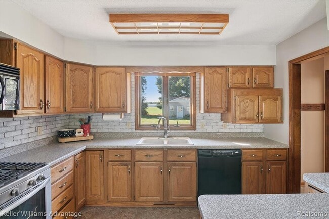 Building Photo - 245 Lynbrook Dr