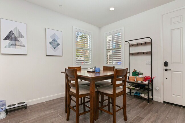 Building Photo - 2460 Solara Ln
