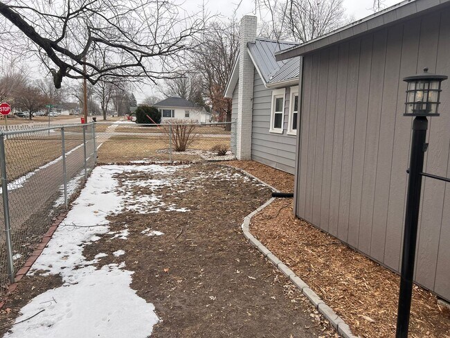 Building Photo - 2 bedroom home in Boone, fenced in yard, great for families!