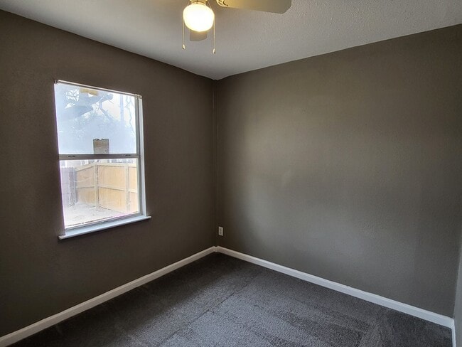 Building Photo - 9605 Grady Ln