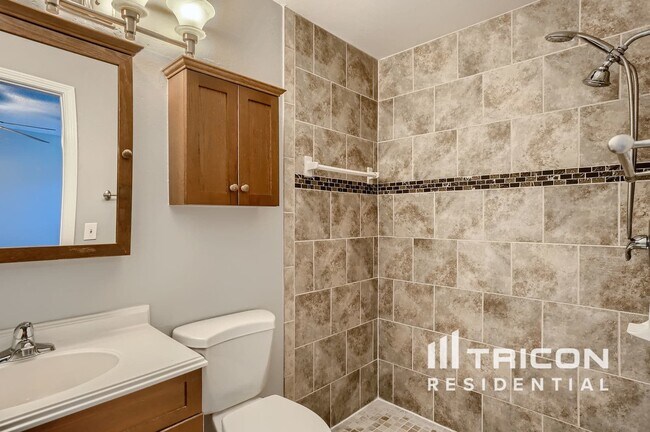 Building Photo - 328 Sir Lawrence Dr