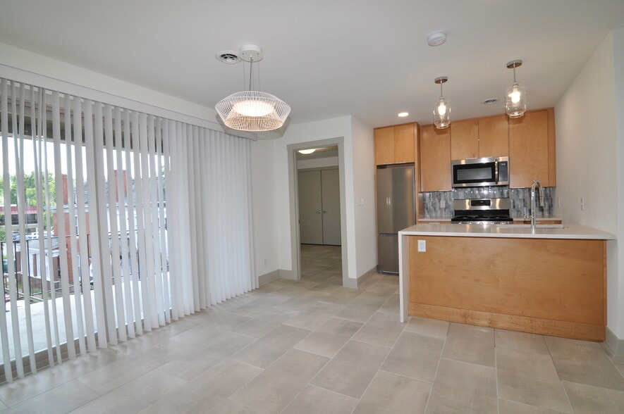 Building Photo - 918 10th Ave