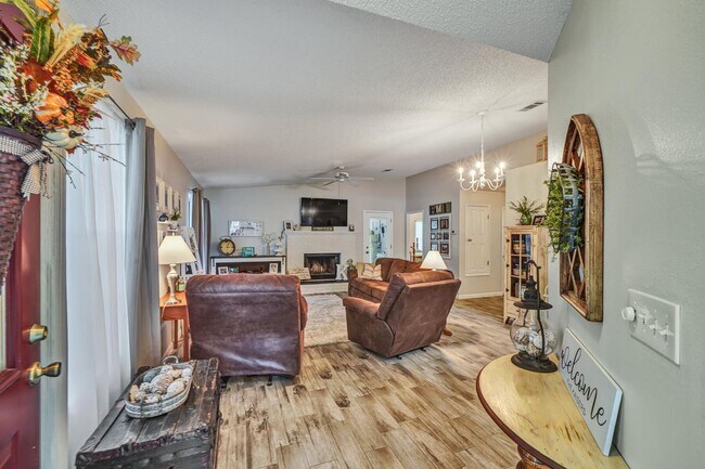 Building Photo - Updated 3 Bedroom in Central Location!