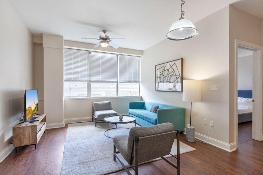 Building Photo - 925 Common St