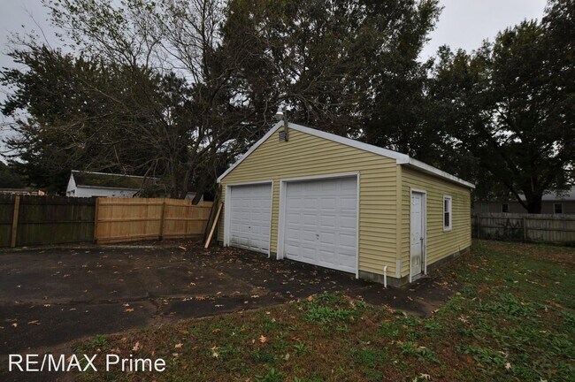 Building Photo - 3 br, 1 bath House - 104 Gumwood Drive