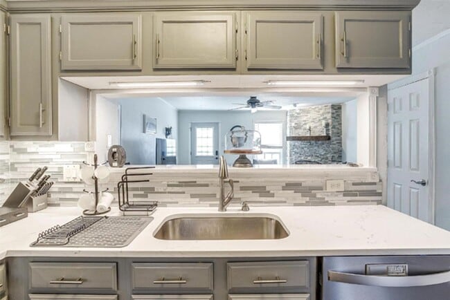 Building Photo - MOVE IN SPECIAL 3rd month FREE - Lovely 2-...