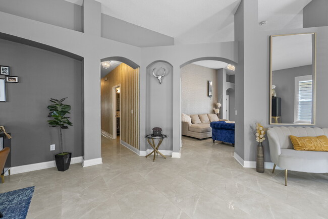 Building Photo - Beautiful 4-Bedroom Pool Home in the Heart of Westchase