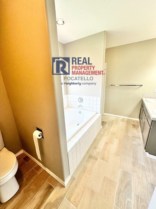 Building Photo - 5 Bedroom 3.5 Bath House - Pet Friendly