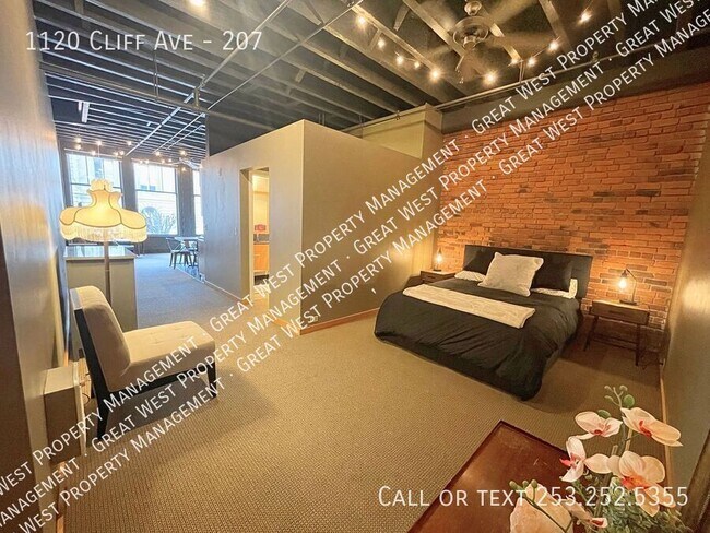 Building Photo - 1120 E Cliff Ave