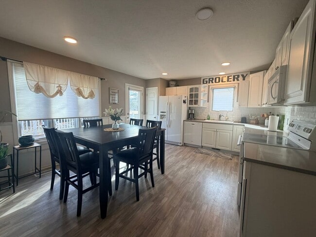 Building Photo - Furnished house for rent