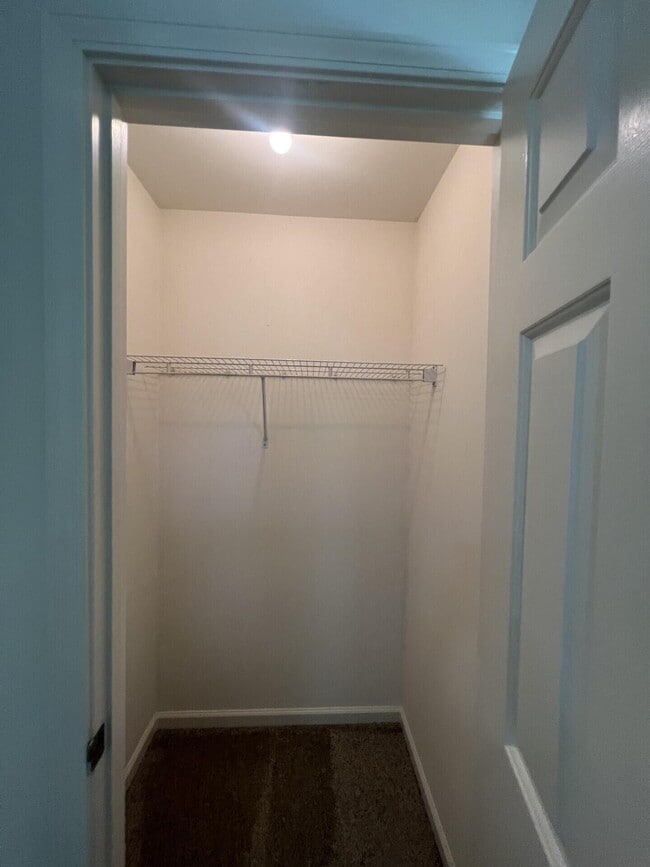 Building Photo - 409 Woodview Dr