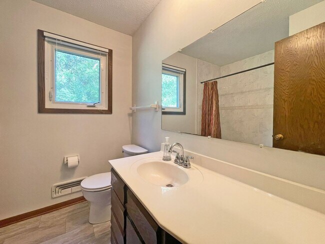 Building Photo - 4-Level Home with Fireplace & Big Yard is ...