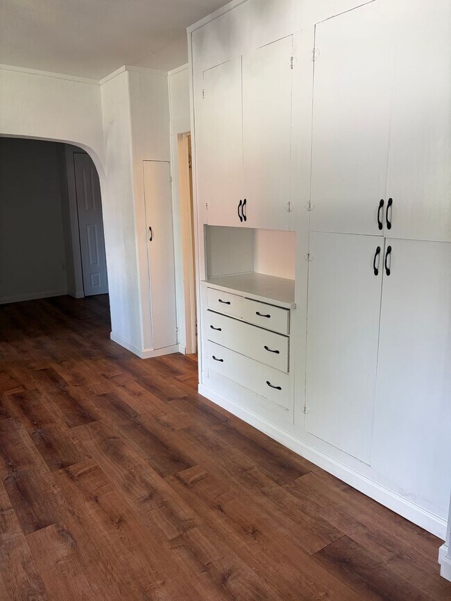 Building Photo - Newly Remodeled Two Bedroom with Sun Room!