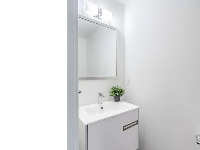 Building Photo - Stunning Modern Townhome in the Heart of Northern Liberties