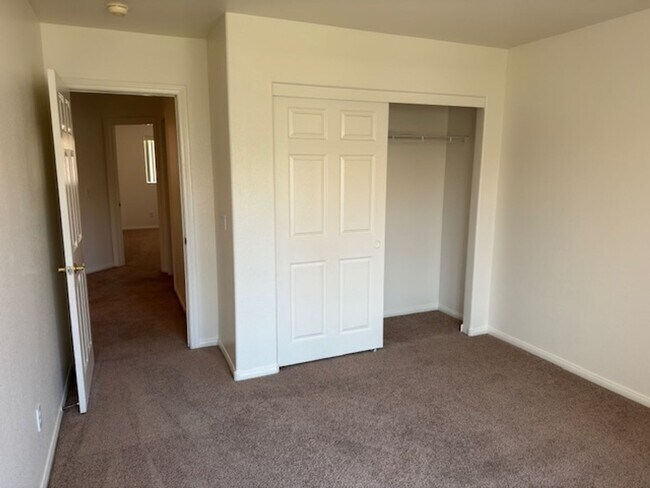 Building Photo - LARGE Spacious 5 Bedroom Single Family Home!!