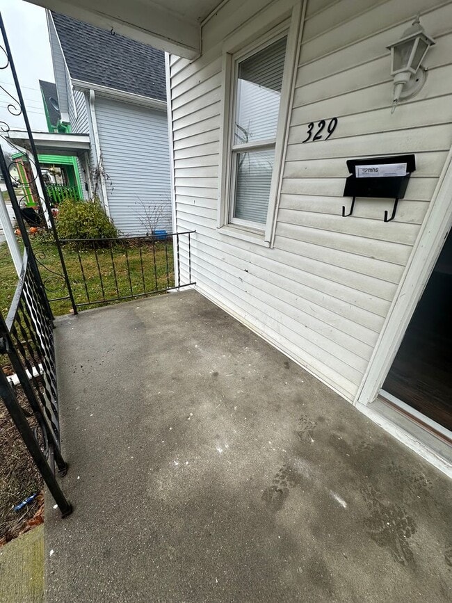 Building Photo - 3 Bedroom, Main Level Primary Bedroom