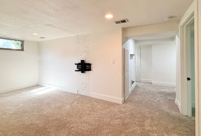 Building Photo - Awesome Sugarhouse Remodel!