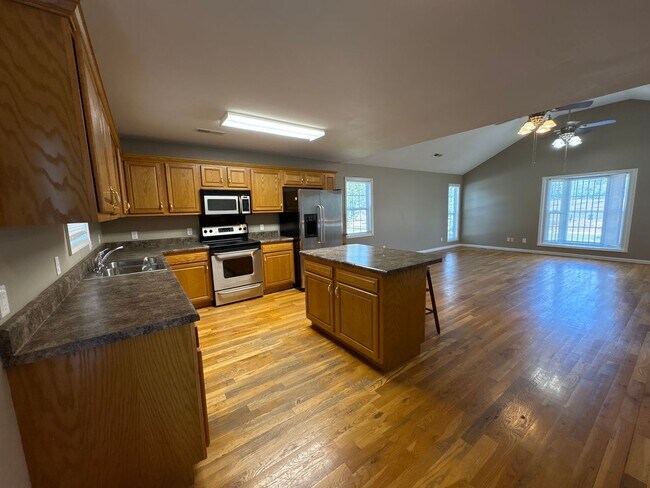 Building Photo - Beautiful 2 Bedroom Home with Spacious Bonus Room!