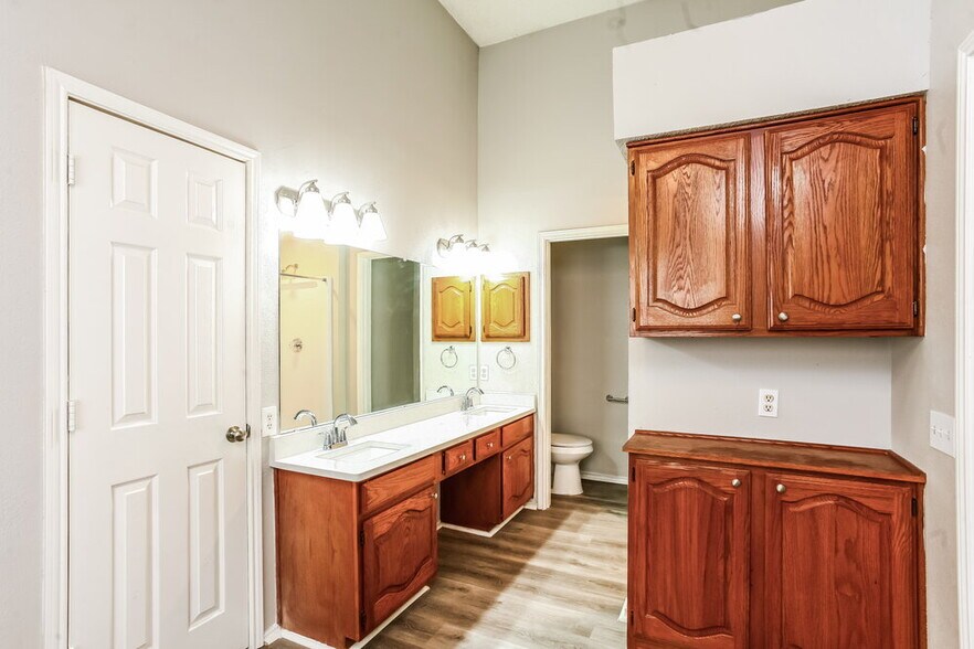 Building Photo - 7026 Lo Chalmers Ln