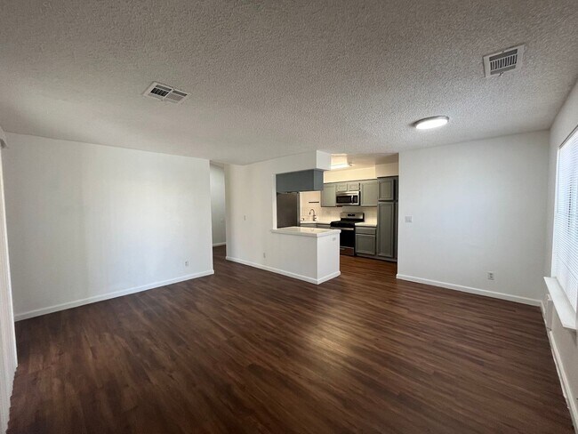 Building Photo - Bright & Beautifully Renovated 3 Bed, 2 Ba...