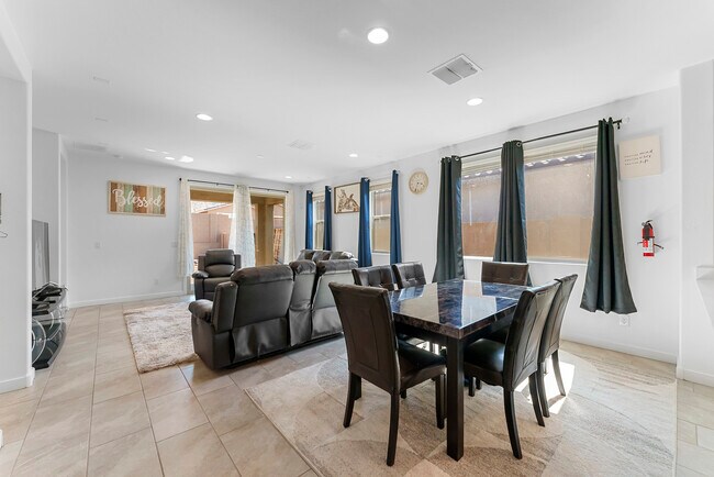 Building Photo - 1645 W la Mirada Dr