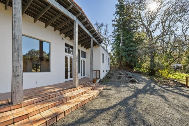 Building Photo - Charming 4BR Home Available in Private Portola Valley Cul de Sac