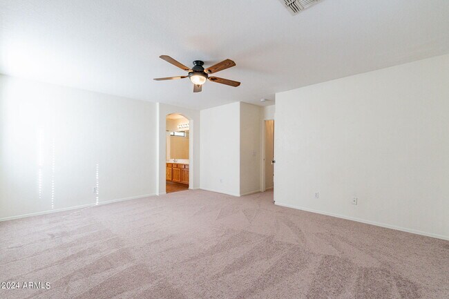 Building Photo - 1078 E Saragosa St