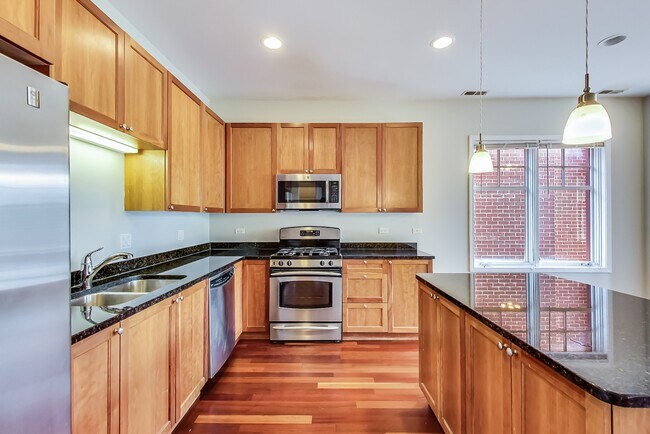 Building Photo - Available July 1st - 3 Bedroom in Wicker Park